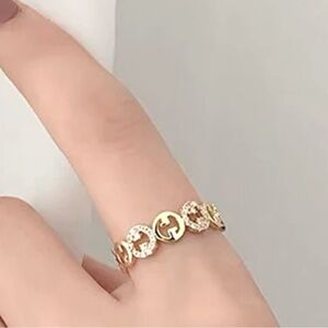 💎 18KGP interlocking circle ring with pave set crystals